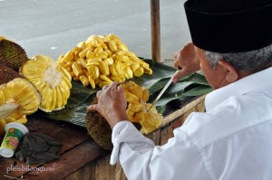 peeling nangka fruit (2)